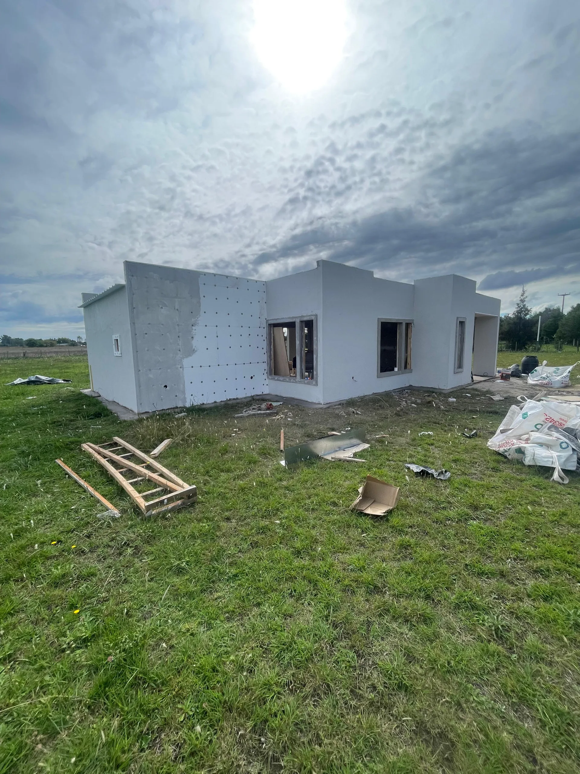 Envolvente de una vivienda Durma en etapa de obra, de día, con paneles aislantes ya colocados