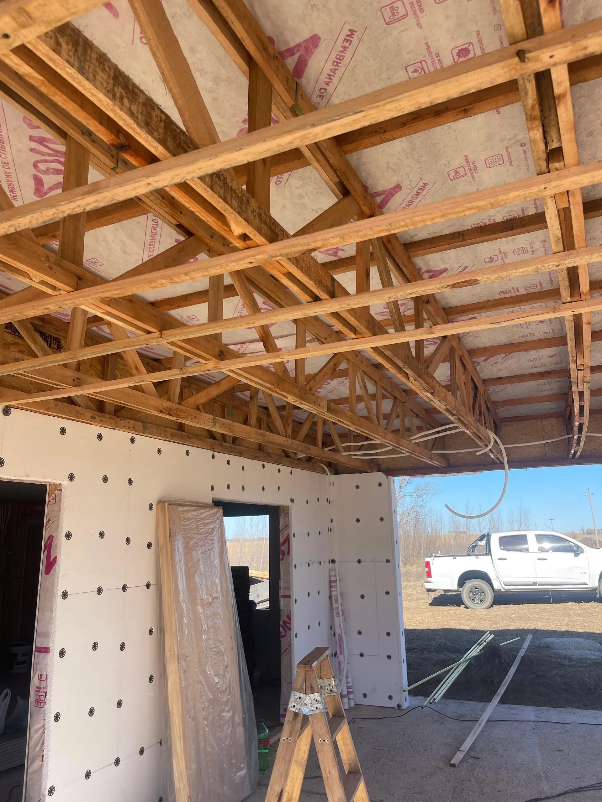 Estructura de una vivienda Durma, con el entramado de techo a la vista antes de cerrar