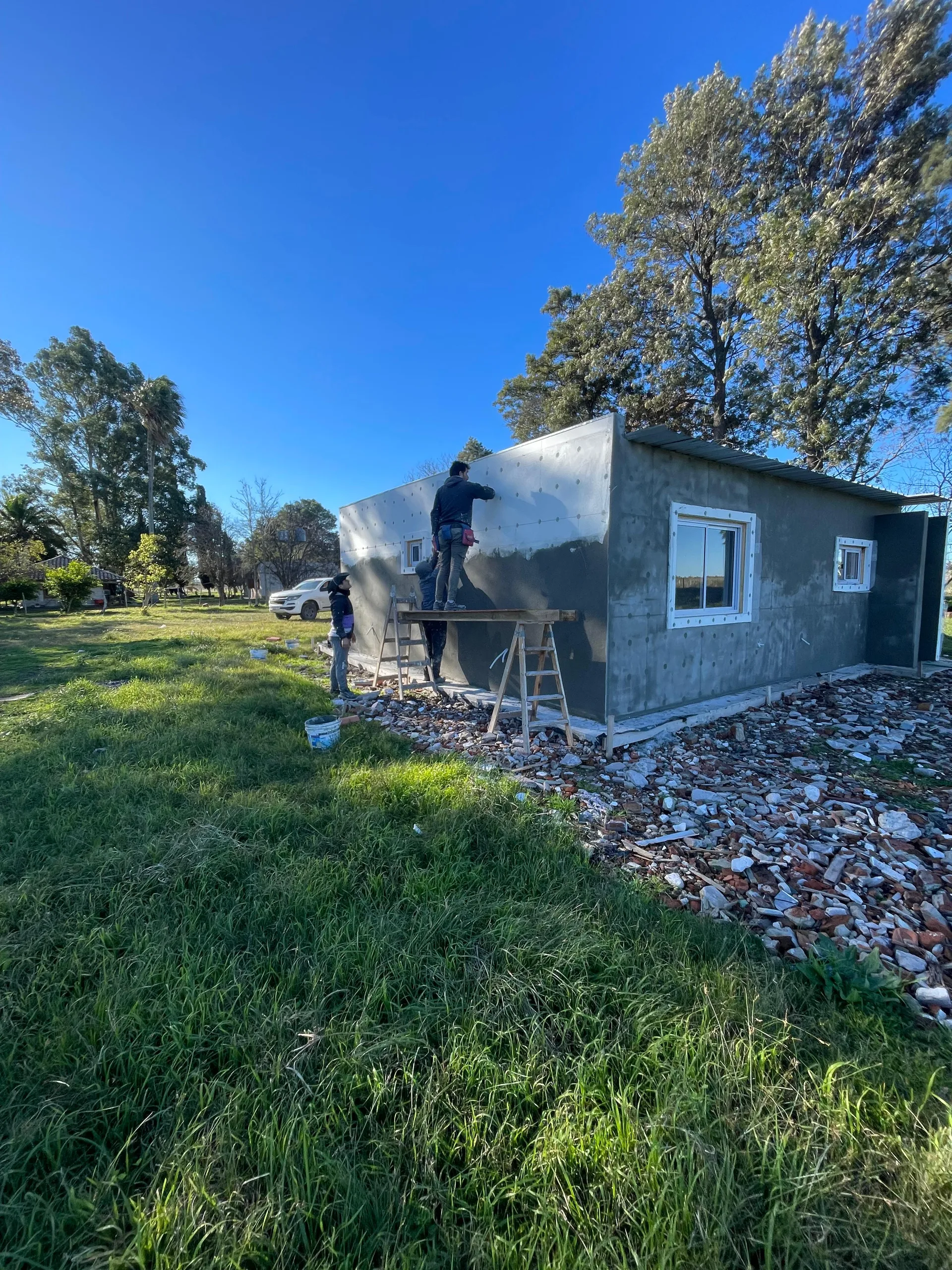 Terminación de fachada de una vivienda Durma en obra, con aberturas ya instaladas